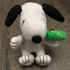 Peanuts Snoopy with‎ Christmas wreath